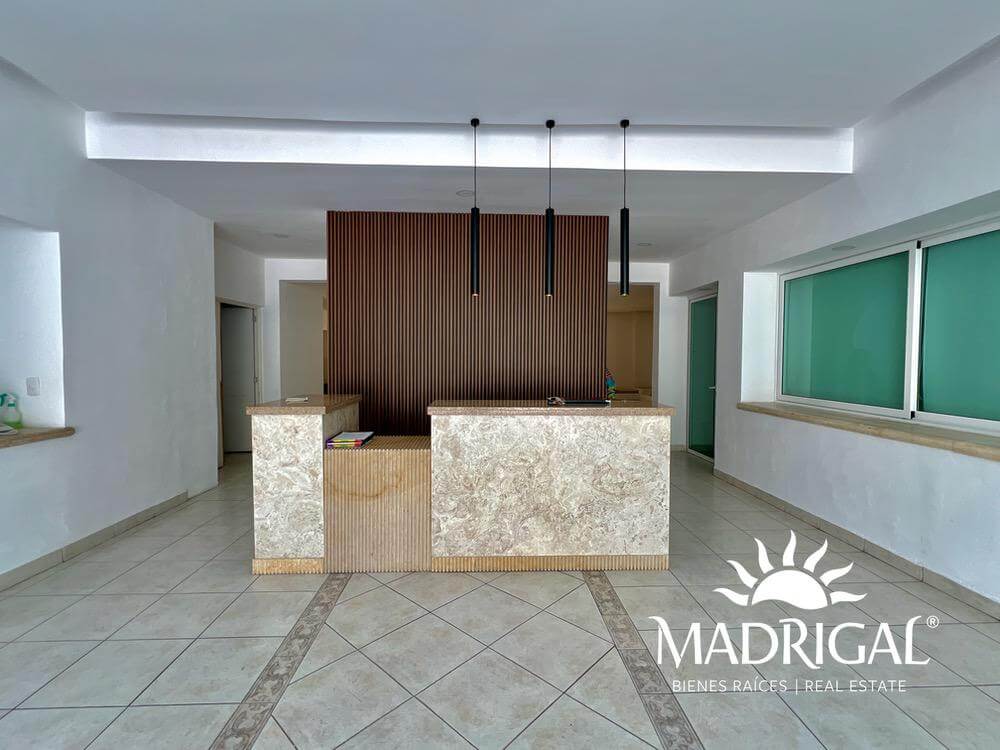 & Antibes | Departamento remodelado en venta en la bahía de Acapulco de tres recamaras