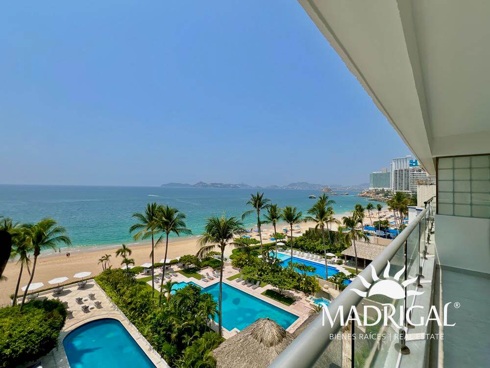 & Antibes | Departamento remodelado en venta en la bahía de Acapulco de tres recamaras