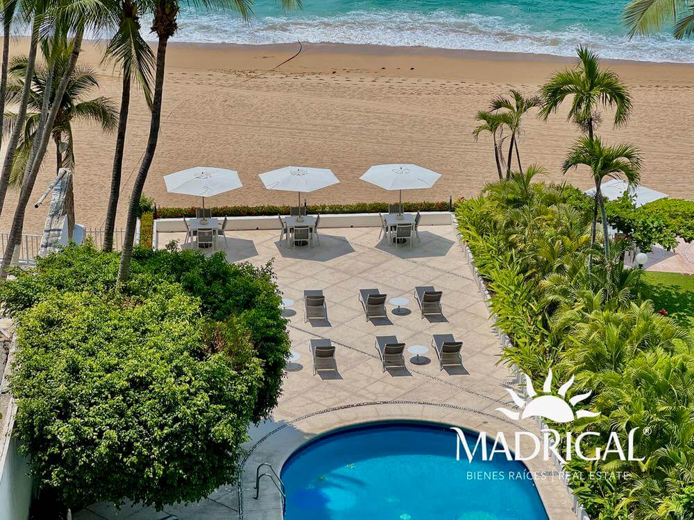 & Antibes | Departamento remodelado en venta en la bahía de Acapulco de tres recamaras