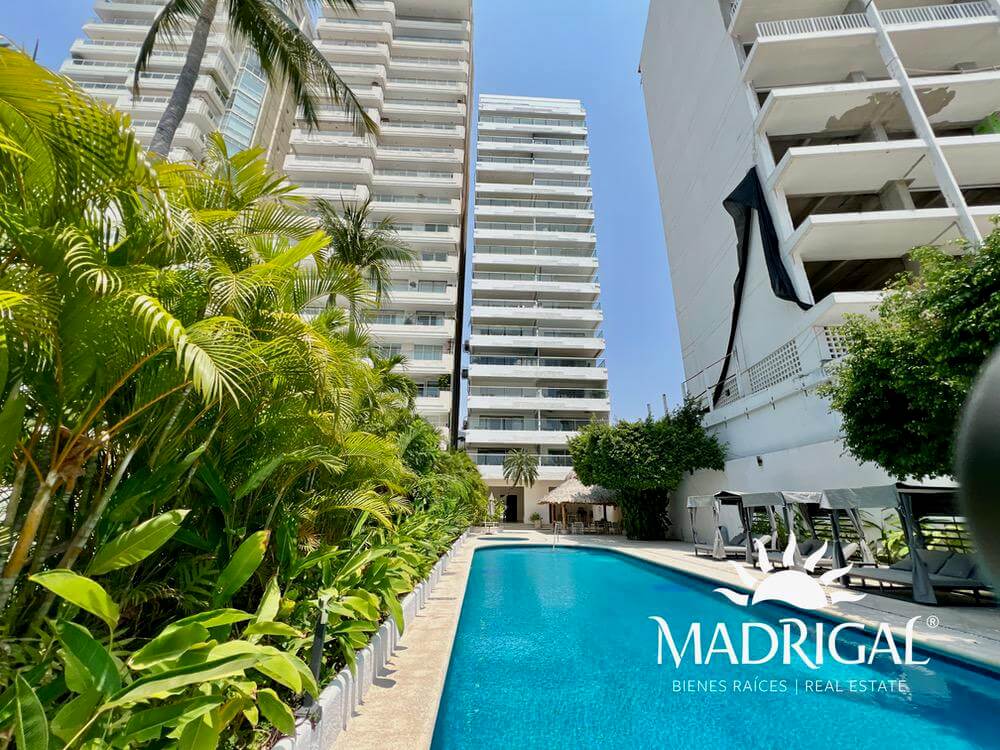 & Antibes | Departamento remodelado en venta en la bahía de Acapulco de tres recamaras