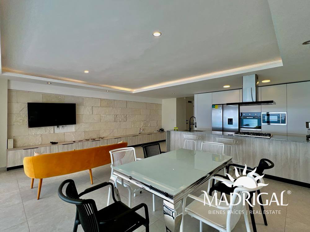 & Antibes | Departamento remodelado en venta en la bahía de Acapulco de tres recamaras