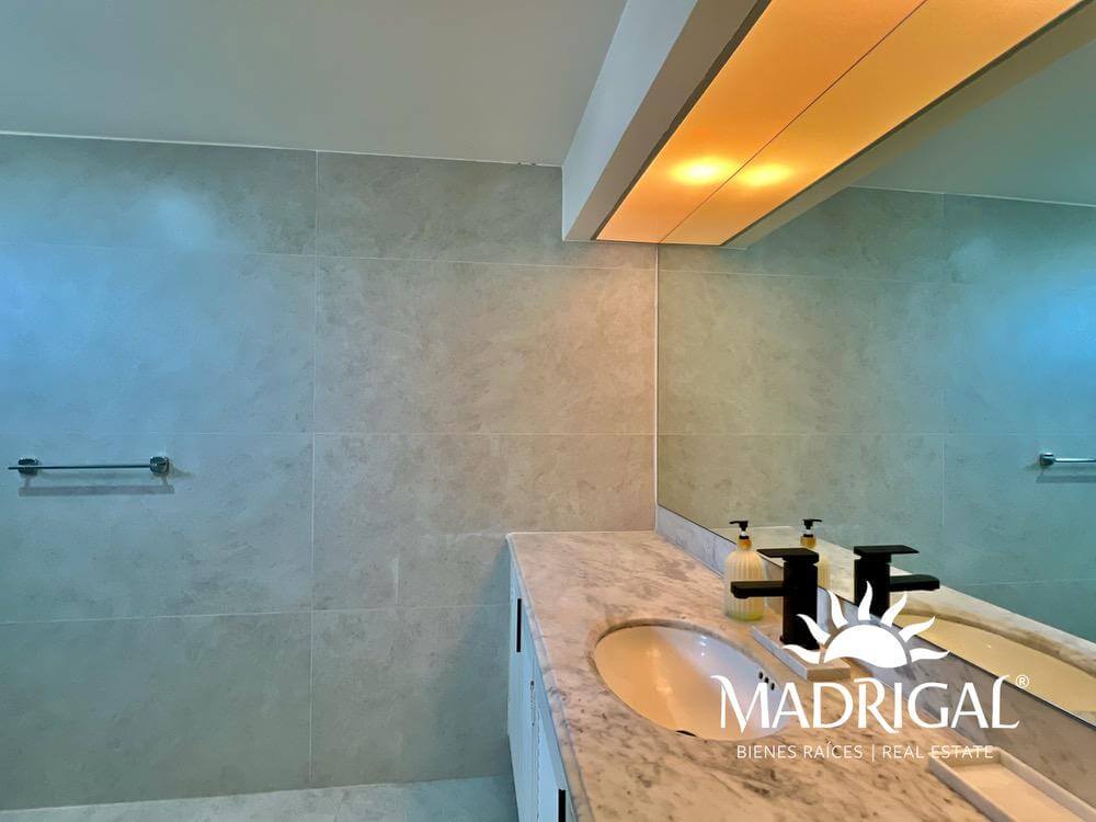 & Antibes | Departamento remodelado en venta en la bahía de Acapulco de tres recamaras