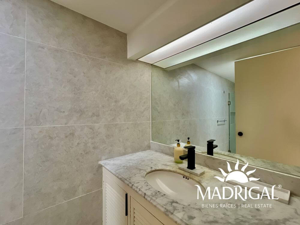 & Antibes | Departamento remodelado en venta en la bahía de Acapulco de tres recamaras