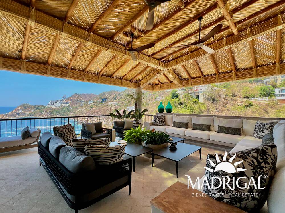 Villa Caracol | Exclusiva villa en venta de cinco recámaras con vista al mar en el Fraccionamiento Brisas Marques