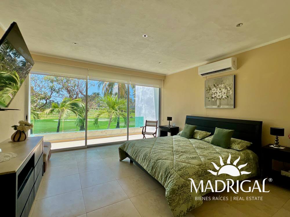 Villa en venta con alberca con vista al Campo de Golf a unos pasos de la playa