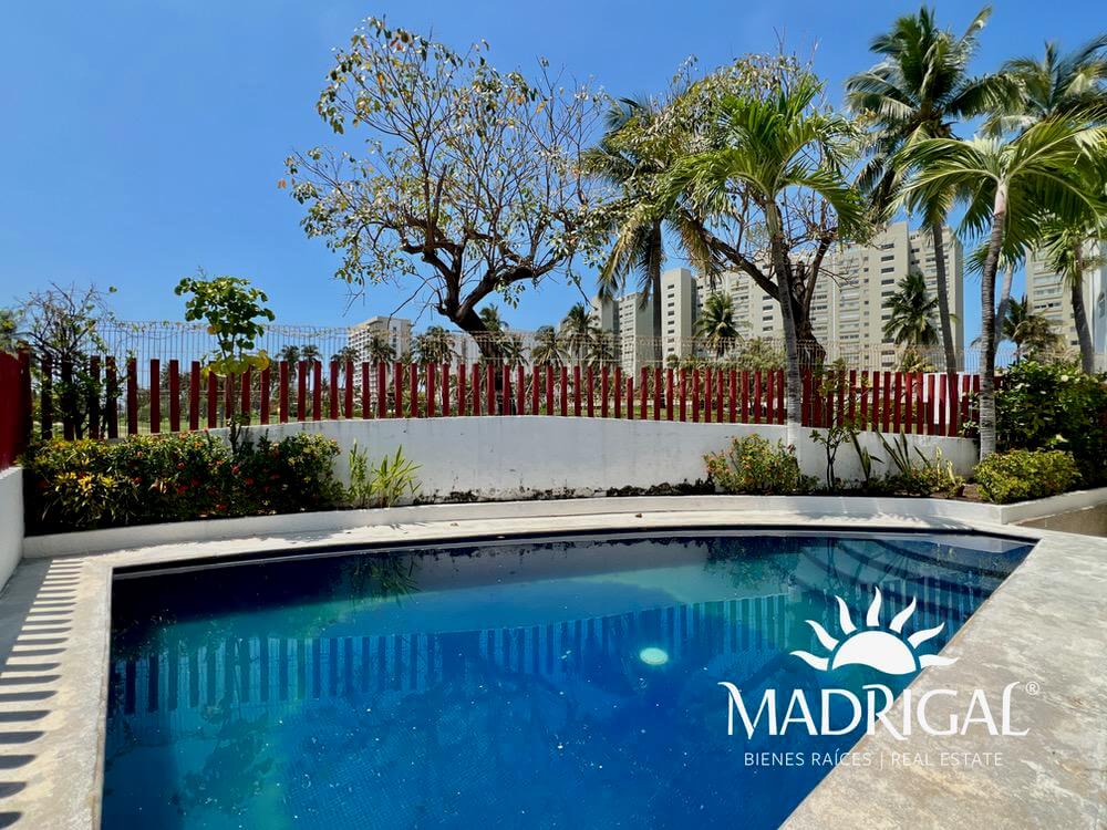 Villa en venta con alberca con vista al Campo de Golf a unos pasos de la playa