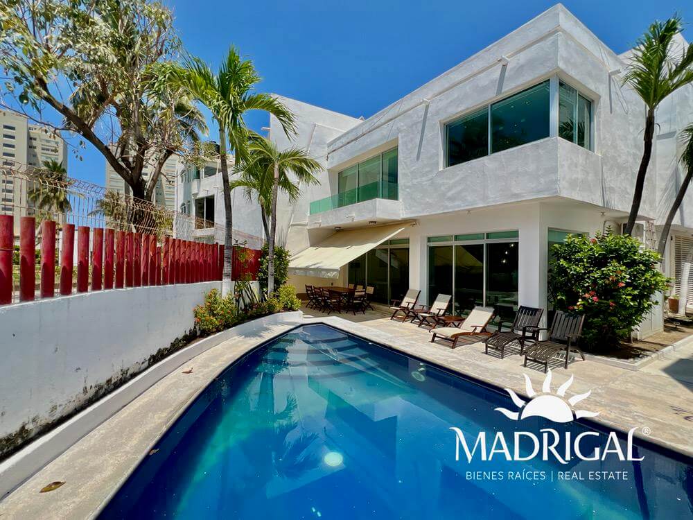 Villa en venta con alberca con vista al Campo de Golf a unos pasos de la playa