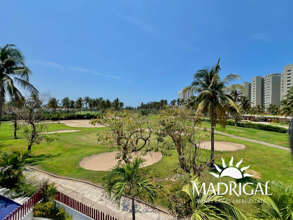 Villa en venta con alberca con vista al Campo de Golf a unos pasos de la playa