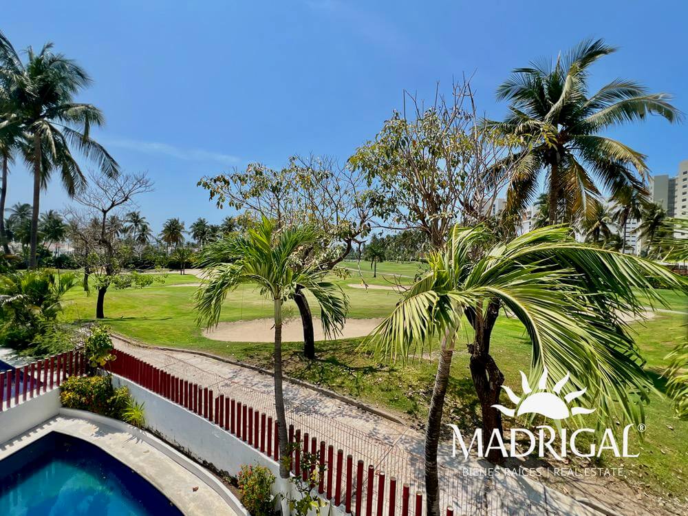 Villa en venta con alberca con vista al Campo de Golf a unos pasos de la playa