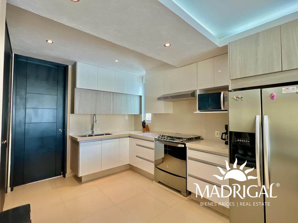 Villa en venta con alberca con vista al Campo de Golf a unos pasos de la playa