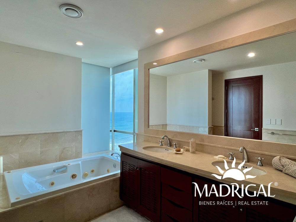 Costa Ventura| Departamento en venta frente a playa de cuatro recámaras  