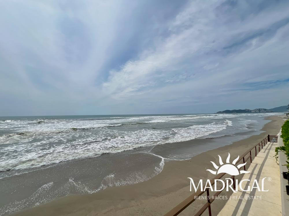 Costa Ventura| Departamento en venta frente a playa de cuatro recámaras  